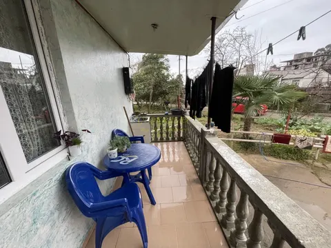 Дом с участком земли в Чакви у реки.