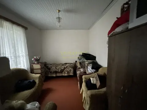 Дом с участком земли в Чакви у реки.