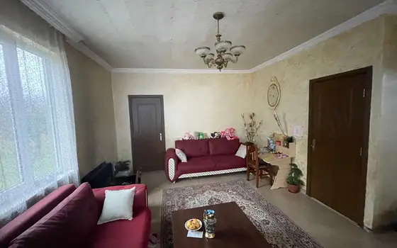 Дом с участком земли в Чакви у реки.