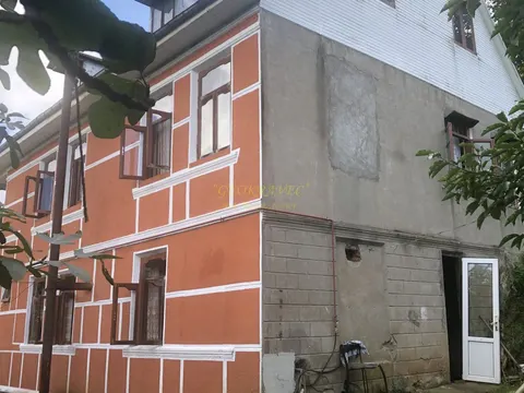 Продается частный дом в тихом районе с видом на горы в Хелвачаурском муниципалитете.