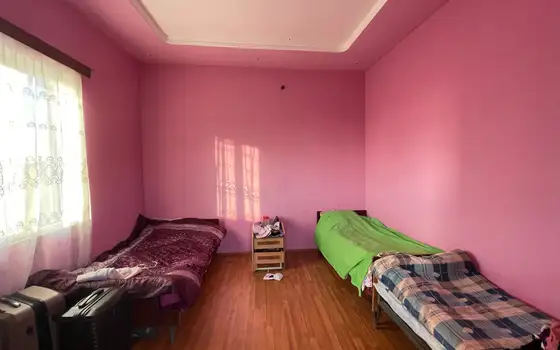 Двухэтажный дом с земельным участком у центральной дороги.