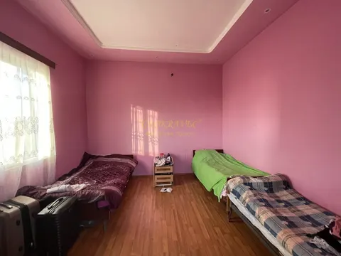 Двухэтажный дом с земельным участком у центральной дороги.