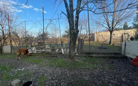 Двухэтажный дом с земельным участком у центральной дороги.