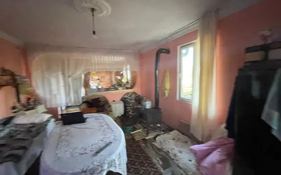 Двухэтажный дом с земельным участком у центральной дороги.