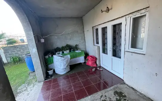 Двухэтажный дом с земельным участком у центральной дороги.