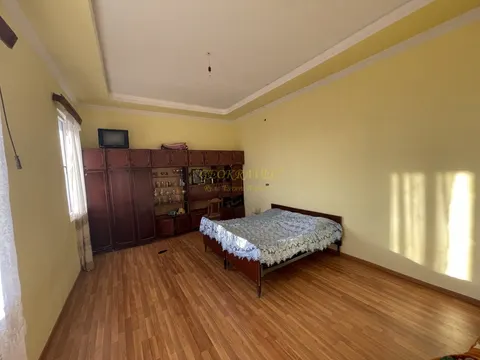 Двухэтажный дом с земельным участком у центральной дороги.