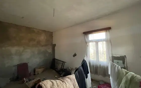 Двухэтажный дом с земельным участком у центральной дороги.