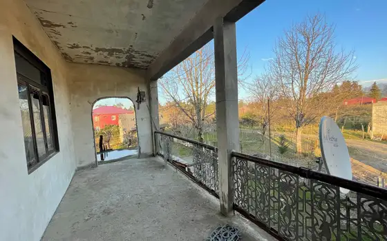 Двухэтажный дом с земельным участком у центральной дороги.