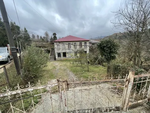 Частный дом в Чакви, в километре от моря, с прекрасным видом на горы.