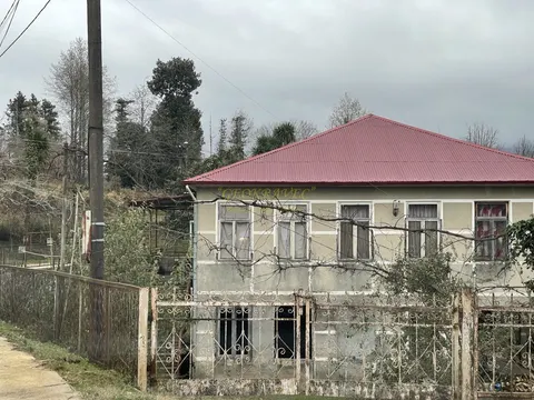 Частный дом в Чакви, в километре от моря, с прекрасным видом на горы.
