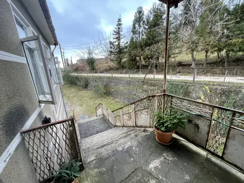 Частный дом в Чакви, в километре от моря, с прекрасным видом на горы.