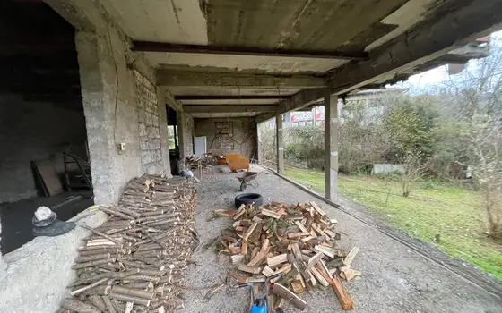 Частный дом в Чакви, в километре от моря, с прекрасным видом на горы.