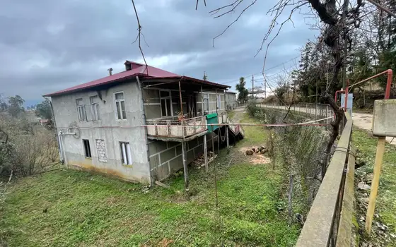 Частный дом в Чакви, в километре от моря, с прекрасным видом на горы.