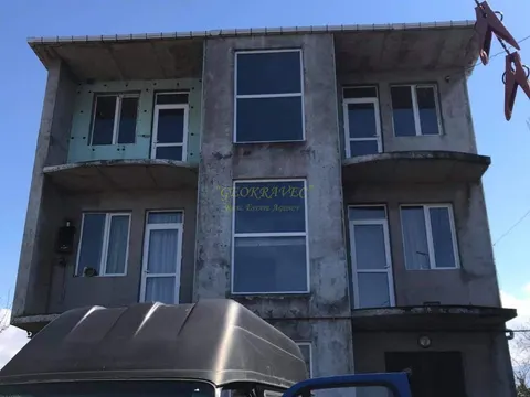 Трехэтажный частный дом, выгодно под семейную гостиницу от моря в километре. - სურათი 1