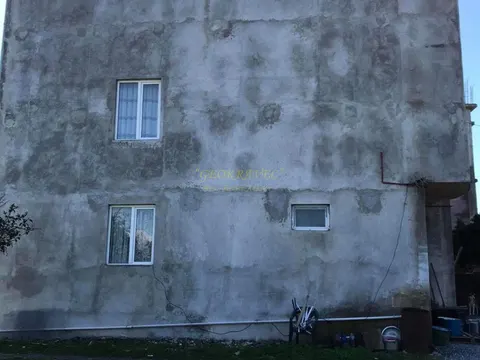 Трехэтажный частный дом, выгодно под семейную гостиницу от моря в километре.