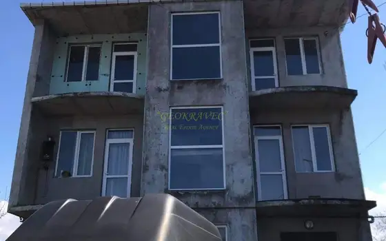 Трехэтажный частный дом, выгодно под семейную гостиницу от моря в километре. - სურათი 1