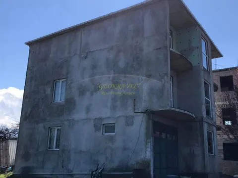 Трехэтажный частный дом, выгодно под семейную гостиницу от моря в километре.