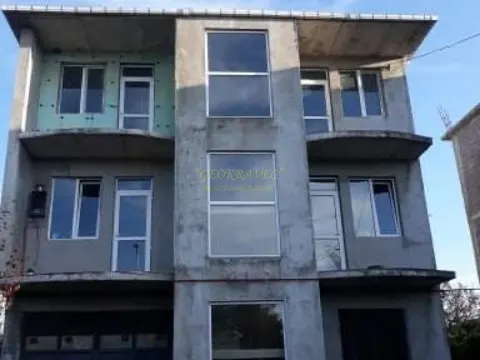 Трехэтажный частный дом, выгодно под семейную гостиницу от моря в километре.