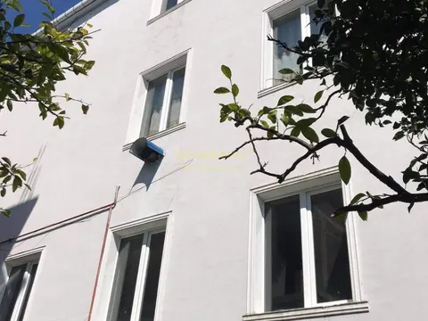 Трехэтажный частный дом, выгодно под семейную гостиницу от моря в километре.