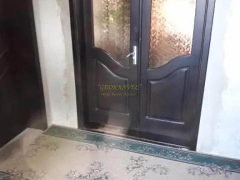 Трехэтажный частный дом, выгодно под семейную гостиницу от моря в километре.