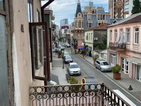 Четырехкомнатная квартира в исторической части города у площади Пьяцца.