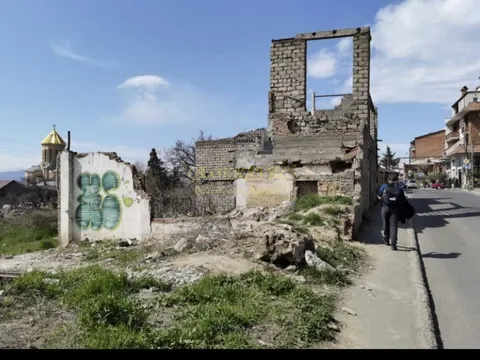 Участок в Старом Тбилиси с шикарным видом на город и церковь Самеба.