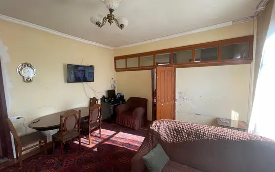 Продаётся частный дом с мандариновым садом в поселке Чакви, в1,5 км от моря.