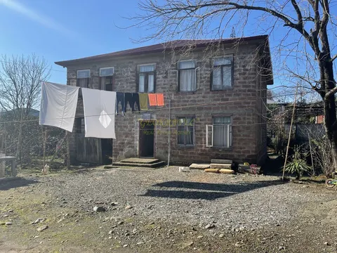 Продаётся частный дом с мандариновым садом в поселке Чакви, в1,5 км от моря.