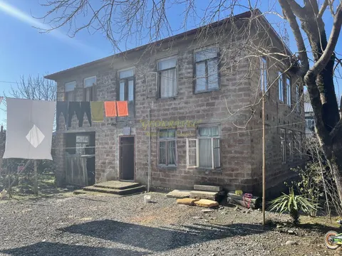 Продаётся частный дом с мандариновым садом в поселке Чакви, в1,5 км от моря.