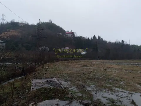 Земельный участок на берегу реки в тихом районе с видом на горы. - სურათი 1