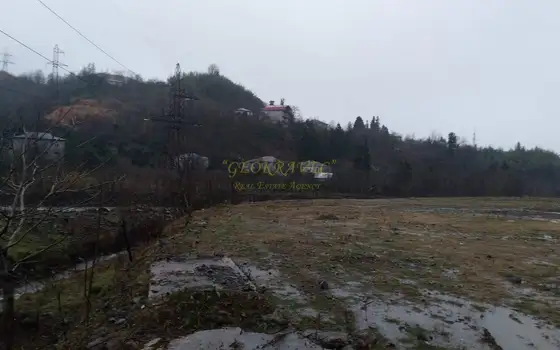 Земельный участок на берегу реки в тихом районе с видом на горы. - სურათი 1