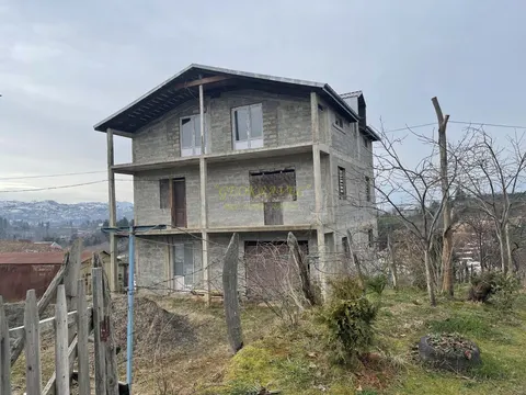 Трехэтажный частный дом новой постройки с прекрасным видом на горы.