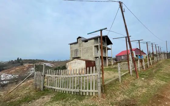 Трехэтажный частный дом новой постройки с прекрасным видом на горы.