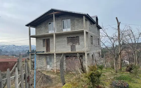 Трехэтажный частный дом новой постройки с прекрасным видом на горы.