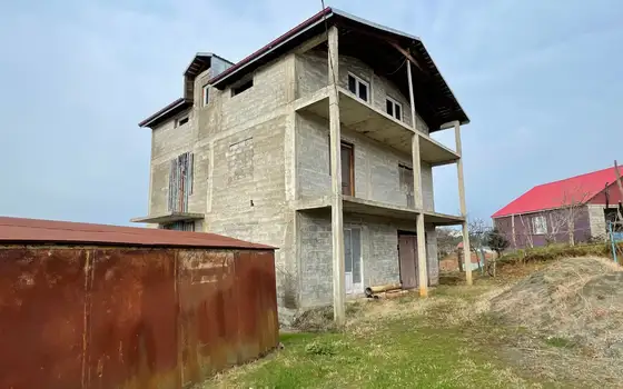 Трехэтажный частный дом новой постройки с прекрасным видом на горы.