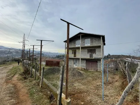Трехэтажный частный дом новой постройки с прекрасным видом на горы.