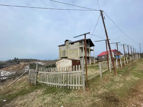 Трехэтажный частный дом новой постройки с прекрасным видом на горы. - სურათი 1