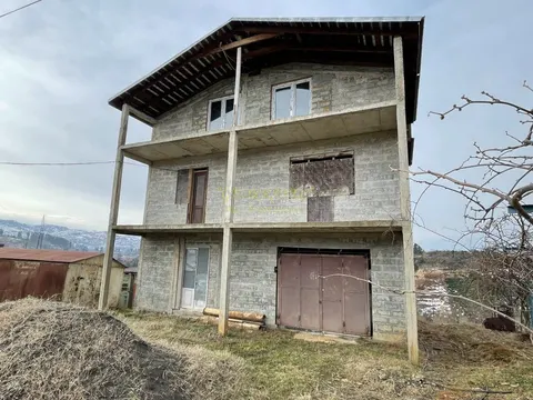 Трехэтажный частный дом новой постройки с прекрасным видом на горы.