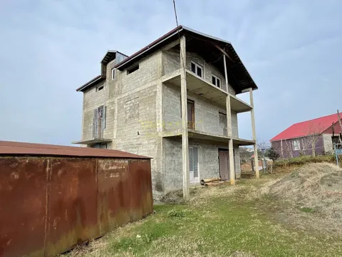 Трехэтажный частный дом новой постройки с прекрасным видом на горы.