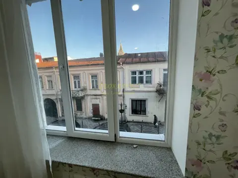 Продается два комната в старом Батуми на втором этаже.