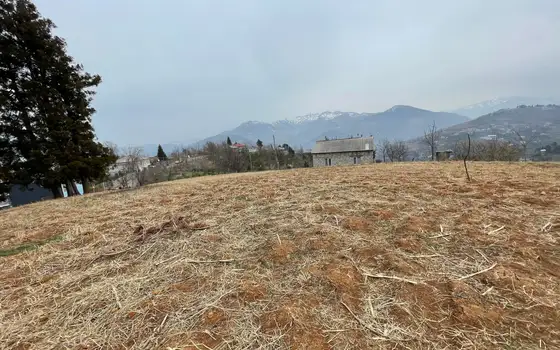 На продаже участок в 15 км-ах от города Батуми и от побережья Черного моря прекрасным видом на горные пейзажи.