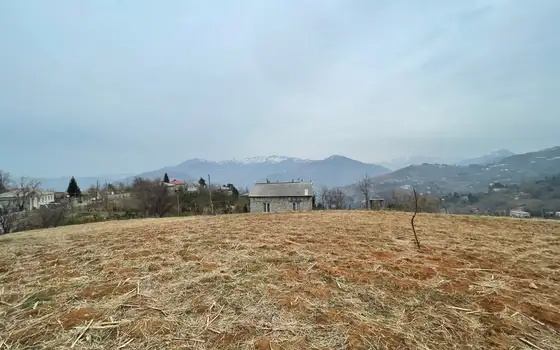 На продаже участок в 15 км-ах от города Батуми и от побережья Черного моря прекрасным видом на горные пейзажи.