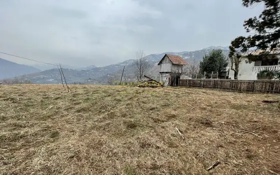 На продаже участок в 15 км-ах от города Батуми и от побережья Черного моря прекрасным видом на горные пейзажи.