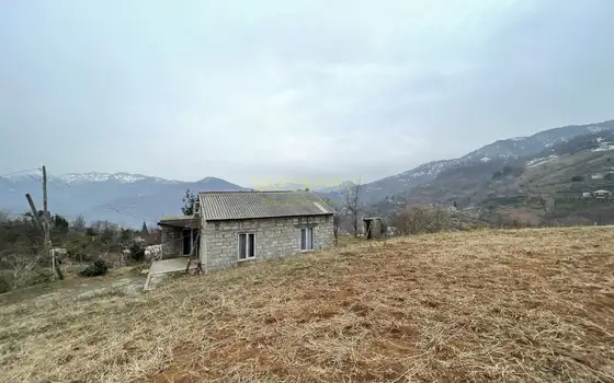 На продаже участок в 15 км-ах от города Батуми и от побережья Черного моря прекрасным видом на горные пейзажи.