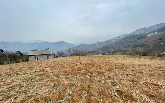На продаже участок в 15 км-ах от города Батуми и от побережья Черного моря прекрасным видом на горные пейзажи.
