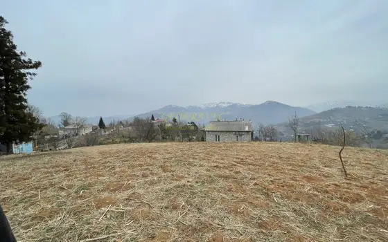 На продаже участок в 15 км-ах от города Батуми и от побережья Черного моря прекрасным видом на горные пейзажи.