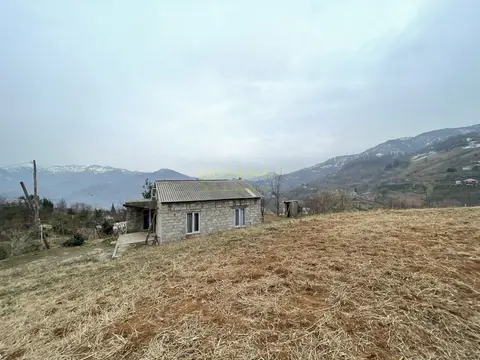 На продаже участок в 15 км-ах от города Батуми и от побережья Черного моря прекрасным видом на горные пейзажи.