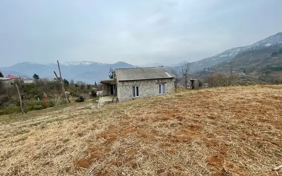 На продаже участок в 15 км-ах от города Батуми и от побережья Черного моря прекрасным видом на горные пейзажи.
