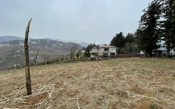 На продаже участок в 15 км-ах от города Батуми и от побережья Черного моря прекрасным видом на горные пейзажи.