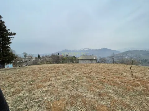 На продаже участок в 15 км-ах от города Батуми и от побережья Черного моря прекрасным видом на горные пейзажи.